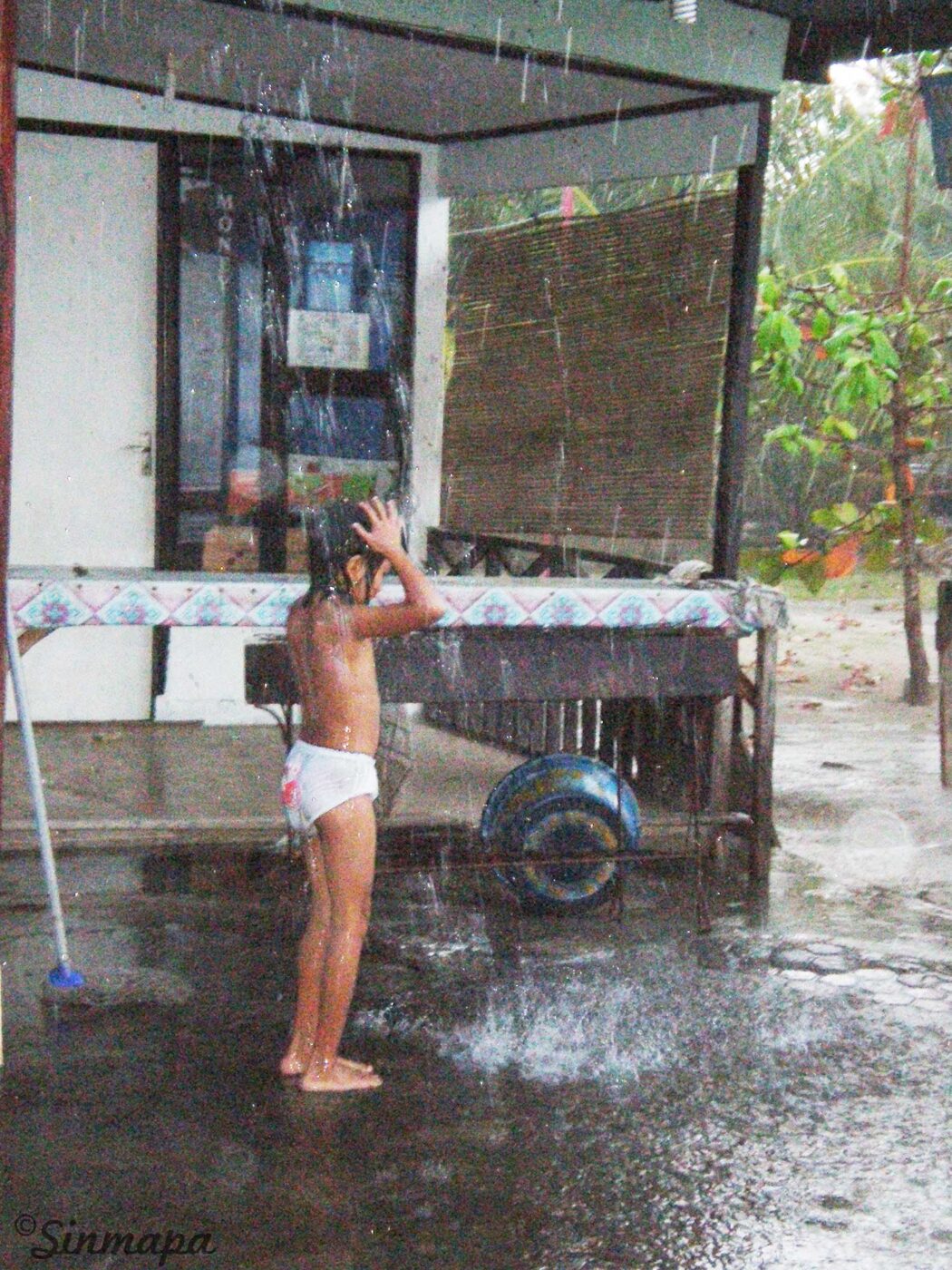 Ducha bajo la lluvia en Gili Meno