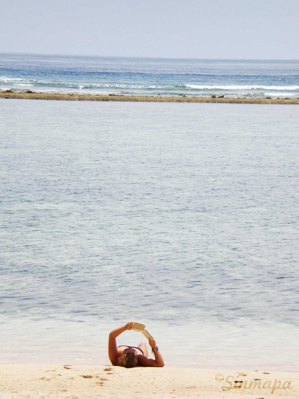 Leer en la playa - Gili Meno
