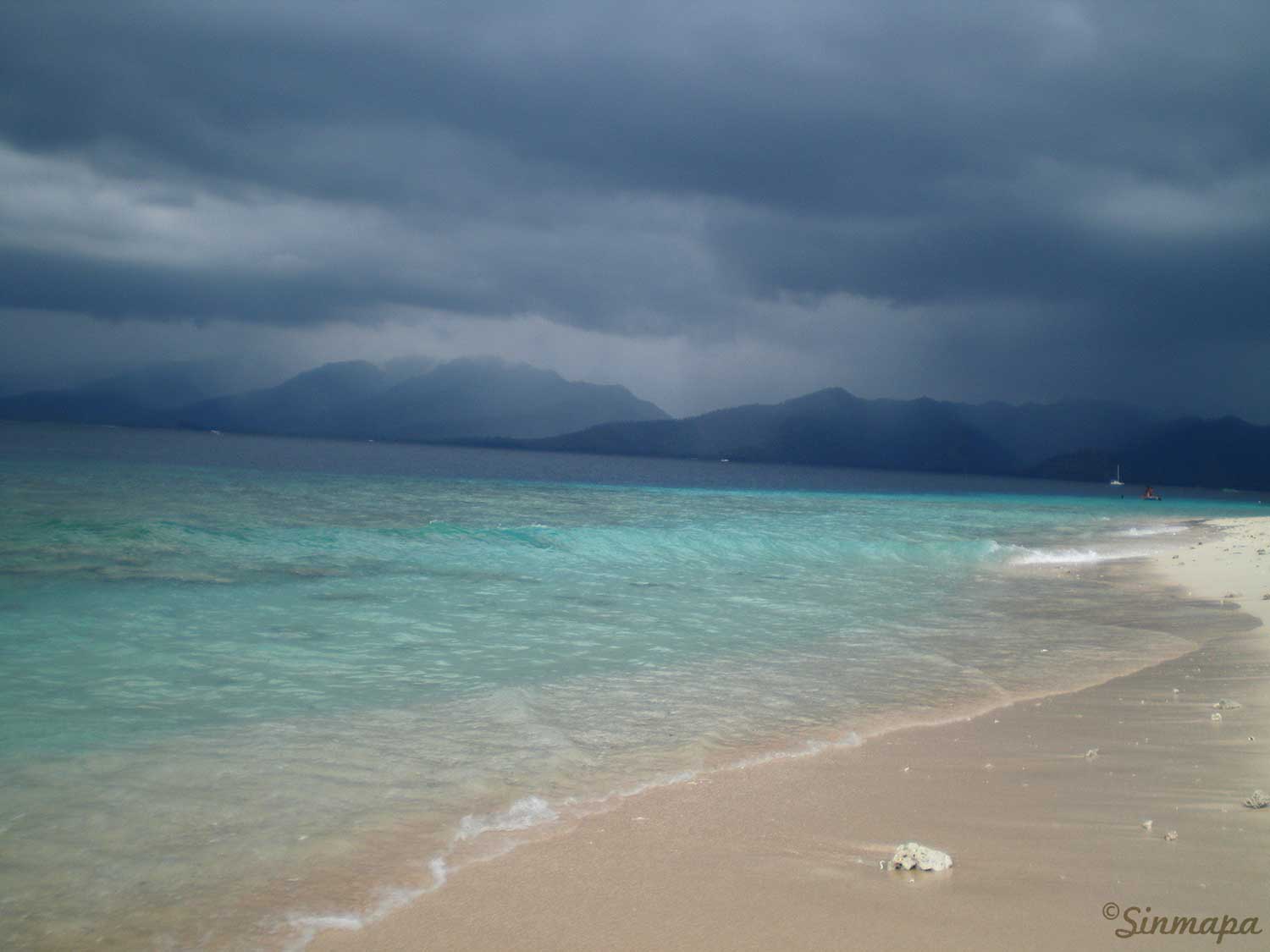 Nubarrones sobre Gili Meno