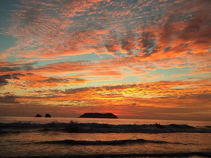 Atardecer en la playa Manuel Antonio Costa Rica