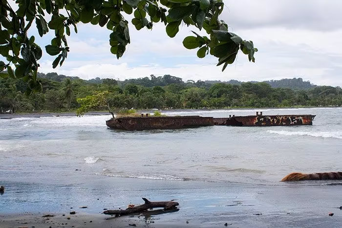 Qué ver en Puerto Viejo (Costa Rica) Guía 2025 8 Playa negra y barco encallado, Puerto Viejo, Costa Rica, Centroamérica