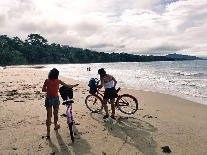 Qué ver en Puerto Viejo (Costa Rica) Guía 2025 10 qué ver en Puerto Viejo, mejores playas Puerto Viejo, Parque Cahuita cómo visitar, dónde ver perezosos Puerto Viejo, playas Punta Uva Cocles Chiquita, cómo llegar a Puerto Viejo, tours Cahuita, tours Jaguar Rescue, excursión rafting Pacuare, alquiler de bicis en Puerto Viejo, alojamiento Puerto Viejo, cómo cruzar frontera desde Panamá, qué ver en Puerto Viejo en 2 días, mejores playas cerca de Puerto Viejo Costa Rica, ver perezosos en Puerto Viejo sin entrar al parque, ruta por Costa Rica, Costa Rica en 2 semanas,