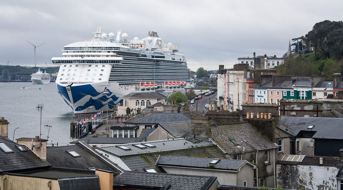 Guía para tu primer crucero: trucos que la naviera NO te contará 8 Primer crucero, Cómo evitar gastos ocultos en cruceros, Mejor seguro para cruceros 2026, Starlink en cruceros opiniones, Excursiones para cruceristas por libre, escalas en un crucero, El crucero en el puerto de Cobh, UK