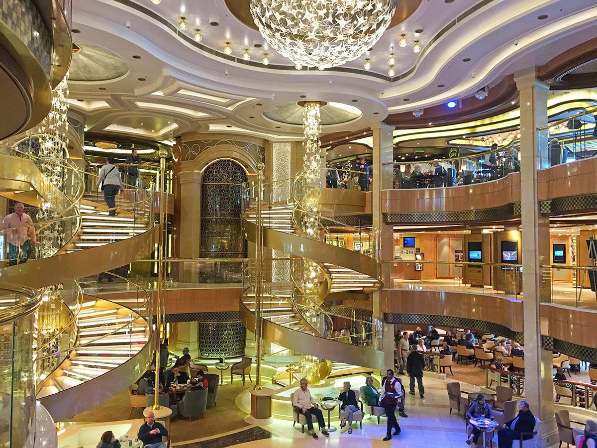 Guía para tu primer crucero: trucos que la naviera NO te contará 10 Gran hall dentro del crucero, Primer crucero, Cómo evitar gastos ocultos en cruceros, Mejor seguro para cruceros 2026, Starlink en cruceros opiniones, Excursiones para cruceristas por libre