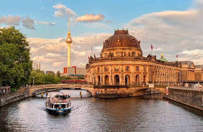 Qué ver en Berlín en 2 días: guía completa 2025 8 Qué ver en Berlín, Qué ver en Berlín en 2 días, Berlín en 2 días itinerario, Qué ver en Berlín en un fin de semana, Berlin 2 días imprescindibles, Itinerario Berlín 2 días mujeres sola, Qué ver en Berlín en 1 día, Mejores barrios para dormir en Berlín, Cómo llegar del aeropuerto BER al centro, Reservar visita Reichstag cúpula gratis, Entradas Pergamonmuseum / Neues Museum precios y horarios, East Side Gallery dirección y cómo llegar, Checkpoint Charlie museo precio y horario, Berlin Welcome Card ¿conviene para 2 días?, Tours gratis en español Berlín reservar, Isla de los Museos Berlín,