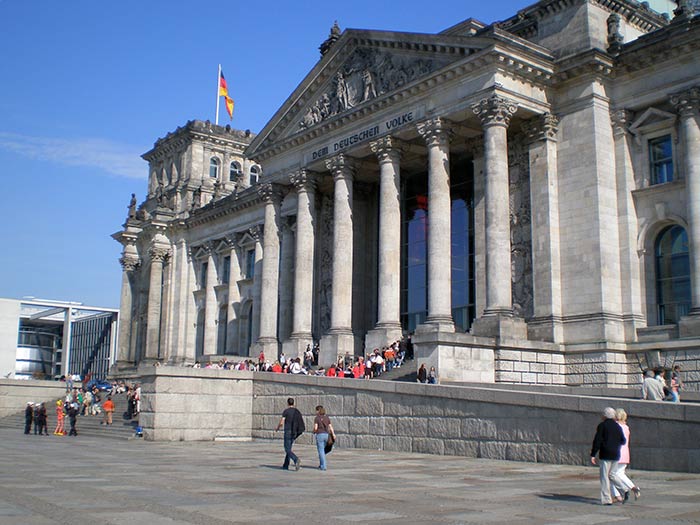 Qué ver en Berlín en 2 días: guía completa 2025 5 Qué ver en Berlín, Qué ver en Berlín en 2 días, Berlín en 2 días itinerario, Qué ver en Berlín en un fin de semana, Berlin 2 días imprescindibles, Itinerario Berlín 2 días mujeres sola, Qué ver en Berlín en 1 día, Mejores barrios para dormir en Berlín, Cómo llegar del aeropuerto BER al centro, Reservar visita Reichstag cúpula gratis, Entradas Pergamonmuseum / Neues Museum precios y horarios, East Side Gallery dirección y cómo llegar, Checkpoint Charlie museo precio y horario, Berlin Welcome Card ¿conviene para 2 días?, Tours gratis en español Berlín reservar, Reichstag, Parlamento Alemán, subir a la cúpula del parlamento Alemán en Berlín