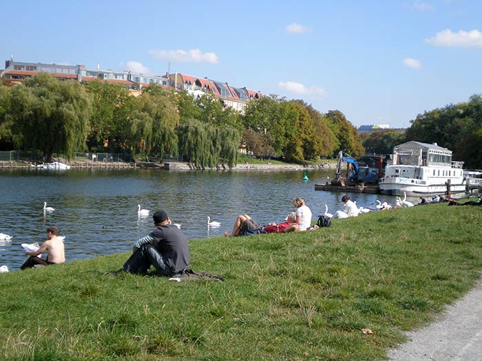 Qué ver en Berlín en 2 días: guía completa 2025 12 Qué ver en Berlín, Qué ver en Berlín en 2 días, Berlín en 2 días itinerario, Qué ver en Berlín en un fin de semana, Berlin 2 días imprescindibles, Itinerario Berlín 2 días mujeres sola, Qué ver en Berlín en 1 día, Mejores barrios para dormir en Berlín, Cómo llegar del aeropuerto BER al centro, Reservar visita Reichstag cúpula gratis, Entradas Pergamonmuseum / Neues Museum precios y horarios, East Side Gallery dirección y cómo llegar, Checkpoint Charlie museo precio y horario, Berlin Welcome Card ¿conviene para 2 días?, Tours gratis en español Berlín reservar, cómo moverse por Berlín, metro de Berlín, río Spree, paseo por el Spree, playa urbana en Berlín