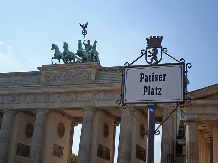 Qué ver en Berlín en 2 días: guía completa 2025 7 Qué ver en Berlín, Qué ver en Berlín en 2 días, Berlín en 2 días itinerario, Qué ver en Berlín en un fin de semana, Berlin 2 días imprescindibles, Itinerario Berlín 2 días mujeres sola, Qué ver en Berlín en 1 día, Mejores barrios para dormir en Berlín, Cómo llegar del aeropuerto BER al centro, Reservar visita Reichstag cúpula gratis, Entradas Pergamonmuseum / Neues Museum precios y horarios, East Side Gallery dirección y cómo llegar, Checkpoint Charlie museo precio y horario, Berlin Welcome Card ¿conviene para 2 días?, Tours gratis en español Berlín reservar, Praiser Platz, Puerta de Brandeburgo, Puerta de Brandemburgo