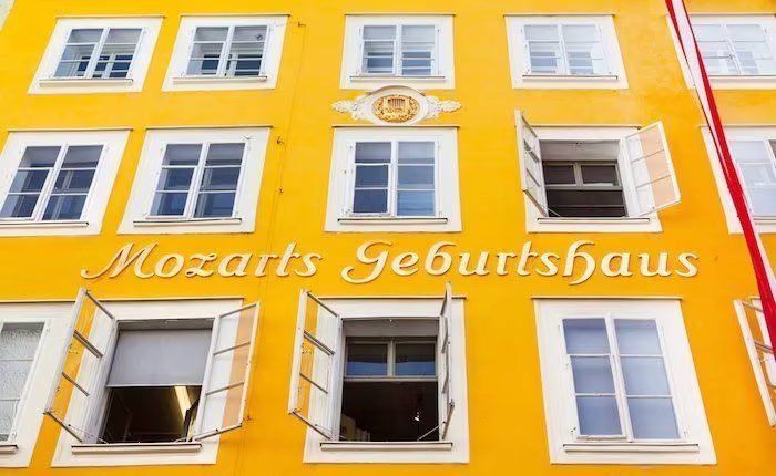 Qué ver en SALZBURGO: guía completa (fortaleza, miradores, navidad…) 8 Casa natal de Mozart, uno de los sitios que ver en Salzburgo, Austria
