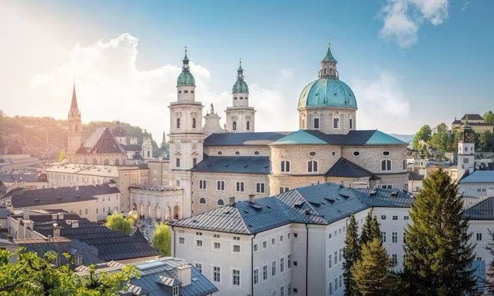 Qué ver en SALZBURGO: guía completa (fortaleza, miradores, navidad…) 7 Qué ver en Salzburgo, Salzburgo Austria, qué ver en Salzburgo en 2 días, qué hacer en Salzburgo con niños, qué ver en Salzburgo en invierno/navidad, cómo llegar a Salzburgo desde Viena, mejores miradores de Salzburgo, dónde comer en Salzburgo centro histórico qué ver en Salzburgo gratis, tour de The Sound of Music en Salzburgo, dónde filmaron Sonrisas y lágrimas,, qué museos visitar en Salzburgo, qué ver en Austria, hoteles cerca de la fortaleza Hohensalzburg, catedral de Salzburgo