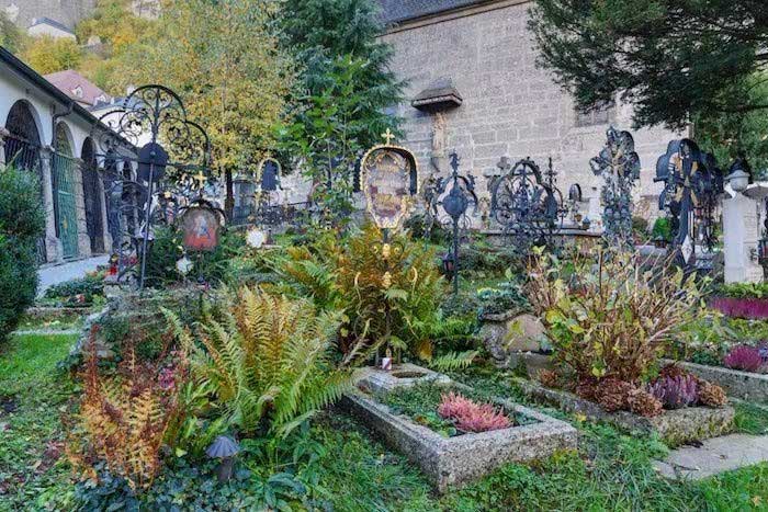 Qué ver en SALZBURGO: guía completa (fortaleza, miradores, navidad…) 11 Qué ver en Salzburgo, Salzburgo Austria, qué ver en Salzburgo en 2 días, qué hacer en Salzburgo con niños, qué ver en Salzburgo en invierno/navidad, cómo llegar a Salzburgo desde Viena, mejores miradores de Salzburgo, dónde comer en Salzburgo centro histórico qué ver en Salzburgo gratis, tour de The Sound of Music en Salzburgo, dónde filmaron Sonrisas y lágrimas,, qué museos visitar en Salzburgo, qué ver en Austria, hoteles cerca de la fortaleza Hohensalzburg, Iglesia de San Pedro, cementerio y catacumbas de San Pedro