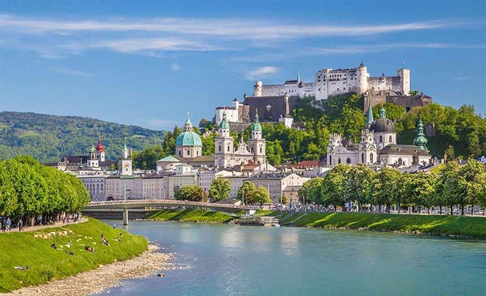 Qué ver en SALZBURGO: guía completa (fortaleza, miradores, navidad…) 17 Panorámica del centro histórico y de la fortaleza Hohensalzburg en Salzburgo, Austria