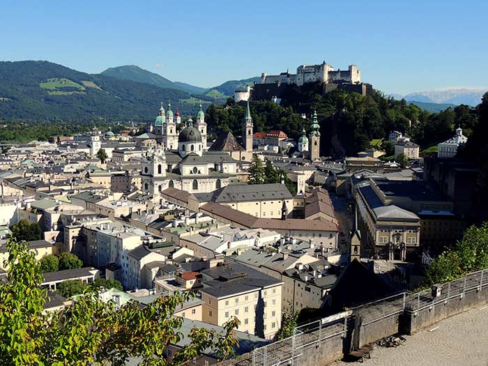 Qué ver en SALZBURGO: guía completa (fortaleza, miradores, navidad…) 3 Qué ver en Salzburgo, Salzburgo Austria, qué ver en Salzburgo en 2 días, qué hacer en Salzburgo con niños, qué ver en Salzburgo en invierno/navidad, cómo llegar a Salzburgo desde Viena, mejores miradores de Salzburgo, dónde comer en Salzburgo centro histórico qué ver en Salzburgo gratis, tour de The Sound of Music en Salzburgo, dónde filmaron Sonrisas y lágrimas,, qué museos visitar en Salzburgo, hoteles cerca de la fortaleza Hohensalzburg, Fortaleza de Hohensalzburg