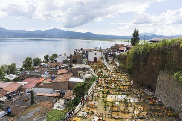 Ruta de Día de Muertos en Michoacán por libre: itinerario (2026) 8 Cementerio de Janitzio, Día de Muertos, Michoacán, México, ruta de Día de Muertos en Michoacán, ruta de Día de Muertos por Michoacán, itinerario Día de Muertos Michoacán, Michoacán en Día de Muertos, qué hacer en Michoacán en Día de Muertos, qué ver en Michoacán en Día de Muertos, dónde celebrar el Día de Muertos en Michoacán, lugares para visitar en Michoacán en Día de Muertos, pueblos de Michoacán para Día de Muertos, mejores lugares para vivir el Día de Muertos en Michoacán, Noche de Muertos en Michoacán, Noche de Ánimas en Michoacán, Día de Muertos en Pátzcuaro, Día de Muertos en Janitzio, Día de Muertos en Tzintzuntzan, Día de Muertos en Santa Fe de la Laguna, Día de Muertos en Cuanajo, Día de Muertos en Capula, ruta de Coco en Michoacán, Ruta de Coco en México, lugares de Coco en México, pueblos que inspiraron Coco, escenarios de Coco en México, viaje a Michoacán en Día de Muertos, viajar a Michoacán en Día de Muertos, cómo llegar a Michoacán para Día de Muertos, dónde dormir en Michoacán en Día de Muertos, cuántos días ir a Michoacán en Día de Muertos, qué hacer el 1 de noviembre en Michoacán, qué hacer el 2 de noviembre en Michoacán, panteones de Michoacán Día de Muertos, velación de Día de Muertos en Michoacán, tradición purépecha Día de Muertos, pueblos purépechas Día de Muertos, Lago de Pátzcuaro Día de Muertos, Janitzio Día de Muertos cómo llegar, Pátzcuaro Janitzio Tzintzuntzan Día de Muertos