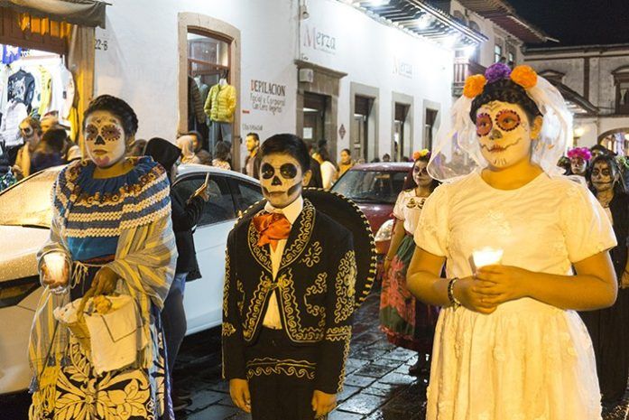 Ruta de Día de Muertos en Michoacán por libre: itinerario (2026) 4 ruta de Día de Muertos en Michoacán, ruta de Día de Muertos por Michoacán, itinerario Día de Muertos Michoacán, Michoacán en Día de Muertos, qué hacer en Michoacán en Día de Muertos, qué ver en Michoacán en Día de Muertos, dónde celebrar el Día de Muertos en Michoacán, lugares para visitar en Michoacán en Día de Muertos, pueblos de Michoacán para Día de Muertos, mejores lugares para vivir el Día de Muertos en Michoacán, Noche de Muertos en Michoacán, Noche de Ánimas en Michoacán, Día de Muertos en Pátzcuaro, Día de Muertos en Janitzio, Día de Muertos en Tzintzuntzan, Día de Muertos en Santa Fe de la Laguna, Día de Muertos en Cuanajo, Día de Muertos en Capula, ruta de Coco en Michoacán, Ruta de Coco en México, lugares de Coco en México, pueblos que inspiraron Coco, escenarios de Coco en México, viaje a Michoacán en Día de Muertos, viajar a Michoacán en Día de Muertos, cómo llegar a Michoacán para Día de Muertos, dónde dormir en Michoacán en Día de Muertos, cuántos días ir a Michoacán en Día de Muertos, qué hacer el 1 de noviembre en Michoacán, qué hacer el 2 de noviembre en Michoacán, panteones de Michoacán Día de Muertos, velación de Día de Muertos en Michoacán, tradición purépecha Día de Muertos, pueblos purépechas Día de Muertos, Lago de Pátzcuaro Día de Muertos, Janitzio Día de Muertos cómo llegar, Pátzcuaro Janitzio Tzintzuntzan Día de Muertos