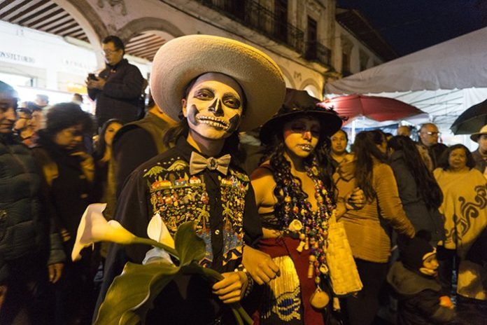 Ruta de Día de Muertos en Michoacán por libre: itinerario (2026) 5 ruta de Día de Muertos en Michoacán, ruta de Día de Muertos por Michoacán, itinerario Día de Muertos Michoacán, Michoacán en Día de Muertos, qué hacer en Michoacán en Día de Muertos, qué ver en Michoacán en Día de Muertos, dónde celebrar el Día de Muertos en Michoacán, lugares para visitar en Michoacán en Día de Muertos, pueblos de Michoacán para Día de Muertos, mejores lugares para vivir el Día de Muertos en Michoacán, Noche de Muertos en Michoacán, Noche de Ánimas en Michoacán, Día de Muertos en Pátzcuaro, Día de Muertos en Janitzio, Día de Muertos en Tzintzuntzan, Día de Muertos en Santa Fe de la Laguna, Día de Muertos en Cuanajo, Día de Muertos en Capula, ruta de Coco en Michoacán, Ruta de Coco en México, lugares de Coco en México, pueblos que inspiraron Coco, escenarios de Coco en México, viaje a Michoacán en Día de Muertos, viajar a Michoacán en Día de Muertos, cómo llegar a Michoacán para Día de Muertos, dónde dormir en Michoacán en Día de Muertos, cuántos días ir a Michoacán en Día de Muertos, qué hacer el 1 de noviembre en Michoacán, qué hacer el 2 de noviembre en Michoacán, panteones de Michoacán Día de Muertos, velación de Día de Muertos en Michoacán, tradición purépecha Día de Muertos, pueblos purépechas Día de Muertos, Lago de Pátzcuaro Día de Muertos, Janitzio Día de Muertos cómo llegar, Pátzcuaro Janitzio Tzintzuntzan Día de Muertos