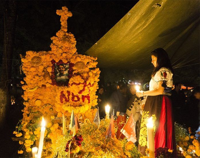 Ruta de Día de Muertos en Michoacán por libre: itinerario (2026) 16 ruta de Día de Muertos en Michoacán, ruta de Día de Muertos por Michoacán, itinerario Día de Muertos Michoacán, Michoacán en Día de Muertos, qué hacer en Michoacán en Día de Muertos, qué ver en Michoacán en Día de Muertos, dónde celebrar el Día de Muertos en Michoacán, lugares para visitar en Michoacán en Día de Muertos, pueblos de Michoacán para Día de Muertos, mejores lugares para vivir el Día de Muertos en Michoacán, Noche de Muertos en Michoacán, Noche de Ánimas en Michoacán, Día de Muertos en Pátzcuaro, Día de Muertos en Janitzio, Día de Muertos en Tzintzuntzan, Día de Muertos en Santa Fe de la Laguna, Día de Muertos en Cuanajo, Día de Muertos en Capula, ruta de Coco en Michoacán, Ruta de Coco en México, lugares de Coco en México, pueblos que inspiraron Coco, escenarios de Coco en México, viaje a Michoacán en Día de Muertos, viajar a Michoacán en Día de Muertos, cómo llegar a Michoacán para Día de Muertos, dónde dormir en Michoacán en Día de Muertos, cuántos días ir a Michoacán en Día de Muertos, qué hacer el 1 de noviembre en Michoacán, qué hacer el 2 de noviembre en Michoacán, panteones de Michoacán Día de Muertos, velación de Día de Muertos en Michoacán, tradición purépecha Día de Muertos, pueblos purépechas Día de Muertos, Lago de Pátzcuaro Día de Muertos, Janitzio Día de Muertos cómo llegar, Pátzcuaro Janitzio Tzintzuntzan Día de Muertos