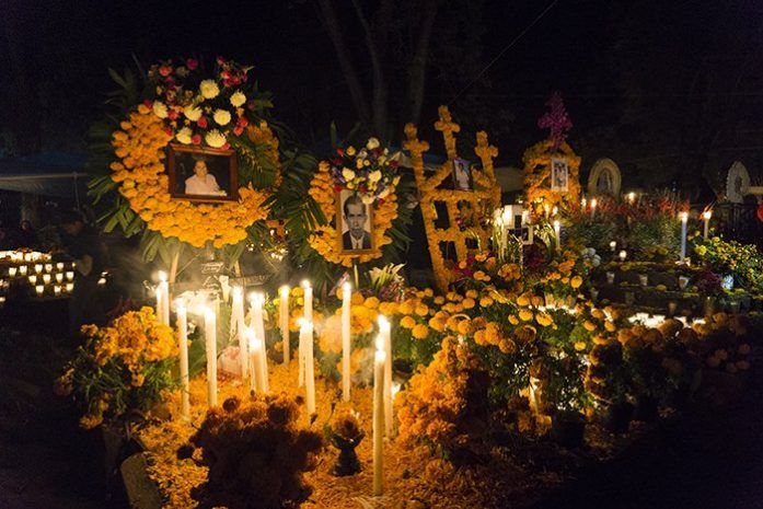 Ruta de Día de Muertos en Michoacán por libre: itinerario (2026) 9 Cementerio de Janitzio, Día de Muertos, Michoacán, México, ruta de Día de Muertos en Michoacán, ruta de Día de Muertos por Michoacán, itinerario Día de Muertos Michoacán, Michoacán en Día de Muertos, qué hacer en Michoacán en Día de Muertos, qué ver en Michoacán en Día de Muertos, dónde celebrar el Día de Muertos en Michoacán, lugares para visitar en Michoacán en Día de Muertos, pueblos de Michoacán para Día de Muertos, mejores lugares para vivir el Día de Muertos en Michoacán, Noche de Muertos en Michoacán, Noche de Ánimas en Michoacán, Día de Muertos en Pátzcuaro, Día de Muertos en Janitzio, Día de Muertos en Tzintzuntzan, Día de Muertos en Santa Fe de la Laguna, Día de Muertos en Cuanajo, Día de Muertos en Capula, ruta de Coco en Michoacán, Ruta de Coco en México, lugares de Coco en México, pueblos que inspiraron Coco, escenarios de Coco en México, viaje a Michoacán en Día de Muertos, viajar a Michoacán en Día de Muertos, cómo llegar a Michoacán para Día de Muertos, dónde dormir en Michoacán en Día de Muertos, cuántos días ir a Michoacán en Día de Muertos, qué hacer el 1 de noviembre en Michoacán, qué hacer el 2 de noviembre en Michoacán, panteones de Michoacán Día de Muertos, velación de Día de Muertos en Michoacán, tradición purépecha Día de Muertos, pueblos purépechas Día de Muertos, Lago de Pátzcuaro Día de Muertos, Janitzio Día de Muertos cómo llegar, Pátzcuaro Janitzio Tzintzuntzan Día de Muertos, Cementerio de Tzintzuntzan en Día de Muertos, Michoacán, México
