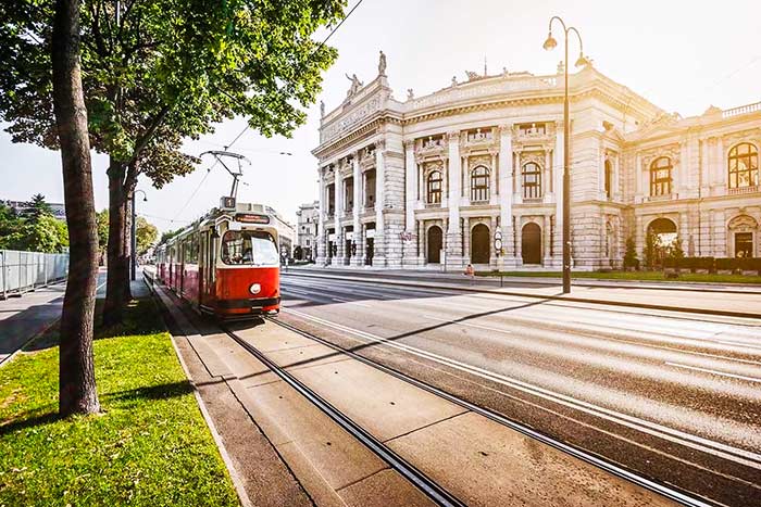 RingStrasse, tranvía Viena, Qué ver en Viena, Viena Austria, qué ver en Viena en un fin de semana, visitar Viena en 2 días consejos, mejores restaurantes cerca del Belvedere Viena, cómo llegar al Palacio de Schönbrunn desde el centro, qué hacer en Viena con lluvia, hoteles céntricos Viena recomendados, excursiones desde Viena de un día, mercado Naschmarkt qué comer, museos verdes sostenibles en Viena, barrio alternativo Viena fuera del Ring, 
