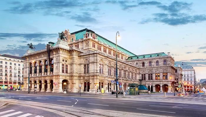 Ópera de Viena, Qué ver en Viena, Viena Austria, qué ver en Viena en un fin de semana, visitar Viena en 2 días consejos, mejores restaurantes cerca del Belvedere Viena, cómo llegar al Palacio de Schönbrunn desde el centro, qué hacer en Viena con lluvia, hoteles céntricos Viena recomendados, excursiones desde Viena de un día, mercado Naschmarkt qué comer, museos verdes sostenibles en Viena, barrio alternativo Viena fuera del Ring, 