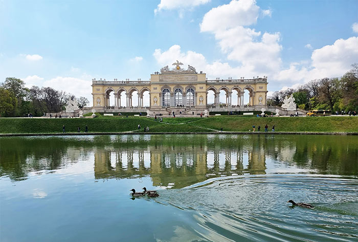 Palacio de Schönbrunn, Qué ver en Viena, Viena Austria, qué ver en Viena en un fin de semana, visitar Viena en 2 días consejos, mejores restaurantes cerca del Belvedere Viena, cómo llegar al Palacio de Schönbrunn desde el centro, qué hacer en Viena con lluvia, hoteles céntricos Viena recomendados, excursiones desde Viena de un día, mercado Naschmarkt qué comer, museos verdes sostenibles en Viena, barrio alternativo Viena fuera del Ring, 