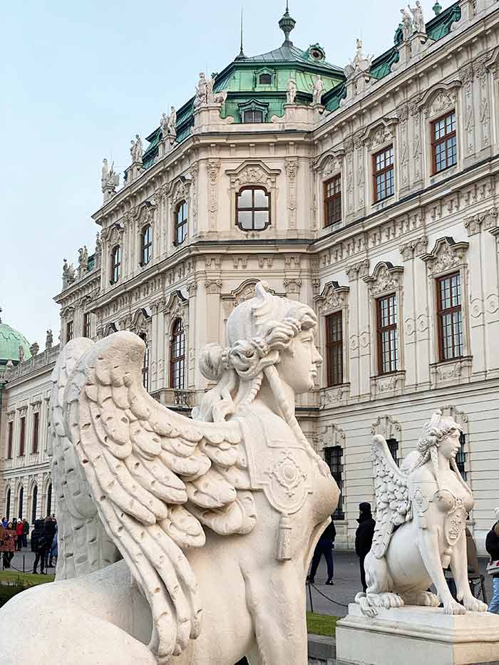 Palacio Belvedere, Qué ver en Viena, Viena Austria, qué ver en Viena en un fin de semana, visitar Viena en 2 días consejos, mejores restaurantes cerca del Belvedere Viena, cómo llegar al Palacio de Schönbrunn desde el centro, qué hacer en Viena con lluvia, hoteles céntricos Viena recomendados, excursiones desde Viena de un día, mercado Naschmarkt qué comer, museos verdes sostenibles en Viena, barrio alternativo Viena fuera del Ring, 