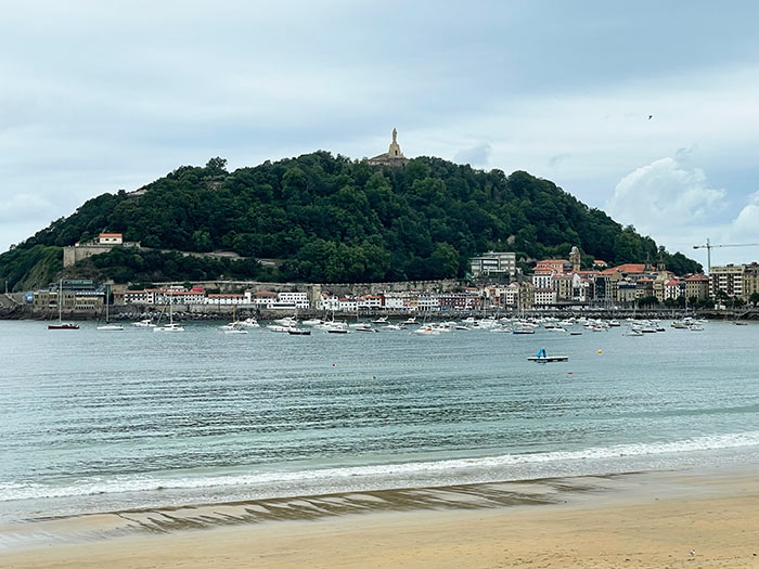 Qué ver en San Sebastián en una primera visita (2025) 7 qué ver en San Sebastián, qué ver en San Sebastián en un día, qué ver en San Sebastián en 2 días, qué ver en San Sebastián en un fin de semana, qué ver en San Sebastián en 3 días, mejores pintxos en San Sebastián, ruta de pintxos en San Sebastián parte vieja, playas de San Sebastián, isla de Santa Clara barco horario precio, Monte Urgull subir, Monte Igueldo funicular precio horario, Peine del Viento, gipuzkoa, San Sebastián-Donostia, Monte Urgull, Castillo de la Mota
