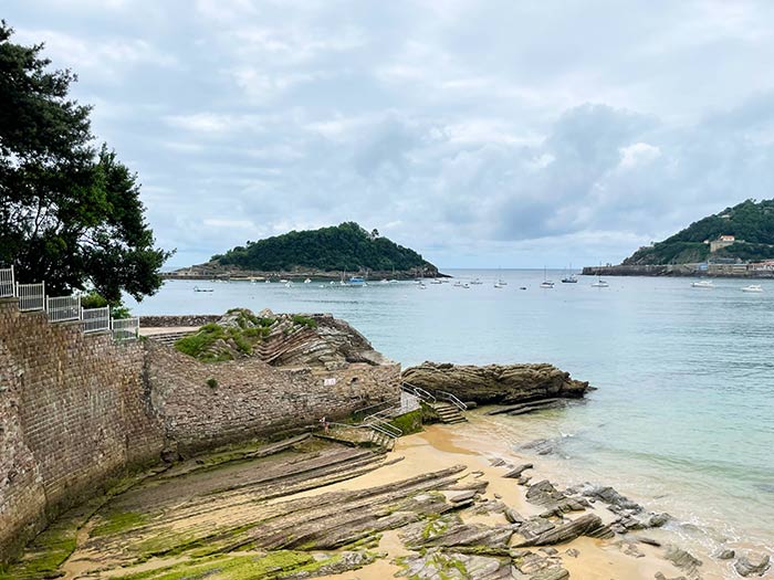 Qué ver en San Sebastián en una primera visita (2025) 6 qué ver en San Sebastián, qué ver en San Sebastián en un día, qué ver en San Sebastián en 2 días, qué ver en San Sebastián en un fin de semana, qué ver en San Sebastián en 3 días, mejores pintxos en San Sebastián, ruta de pintxos en San Sebastián parte vieja, playas de San Sebastián, isla de Santa Clara barco horario precio, Monte Urgull subir, Monte Igueldo funicular precio horario, Peine del Viento, gipuzkoa, San Sebastián-Donostia, Monte Igueldo, La Concha