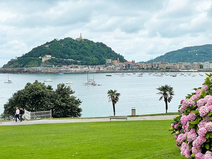 Qué ver en San Sebastián en una primera visita (2025) 3 qué ver en San Sebastián, qué ver en San Sebastián en un día, qué ver en San Sebastián en 2 días, qué ver en San Sebastián en un fin de semana, qué ver en San Sebastián en 3 días, mejores pintxos en San Sebastián, ruta de pintxos en San Sebastián parte vieja, playas de San Sebastián, isla de Santa Clara barco horario precio, Monte Urgull subir, Monte Igueldo funicular precio horario, Peine del Viento, cómo llegar a San Sebastián desde Bilbao,