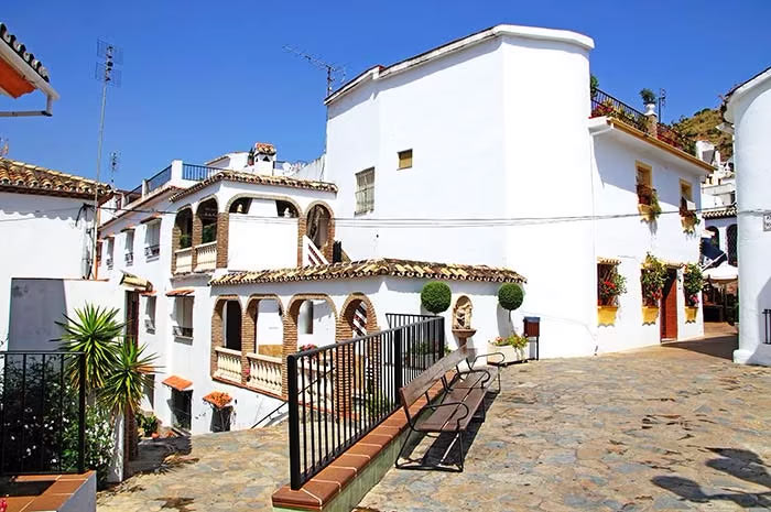 Benahavís, Costa del Sol, Andalucía, Costa del Sol, Ruta por la Costa del Sol en coche, Pueblos con encanto en la Costa del Sol, Mejores playas de la Costa del Sol para familias, Actividades al aire libre en la Costa del Sol, Gastronomía en la Costa del Sol, Consejos para viajar por la Costa del Sol en transporte público, Itinerario de 7 días por la Costa del Sol, ruta por la Costa del Sol, Costa del Sol 5 días, pueblo más bonito de la Costa del Sol, Cuál es la parte más bonita de la Costa del Sol, Cuántos días se necesitan para recorrer la Costa del Sol, Itinerario Costa del Sol, Costa del Sol mapa 