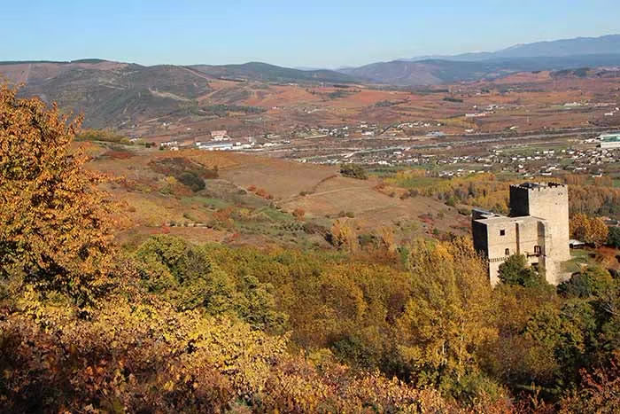 Rincones mágicos de León, León provincia, qué ver en León provincia, ruta por pueblos bonitos de León, rincones secretos en León, rincones mágicos de León provincia, lugares desconocidos en León, ruta por León España, León España, villa de Corullón, comarca de El Bierzo, Castillo de Corullón, iglesia de San Esteban Corullón, 