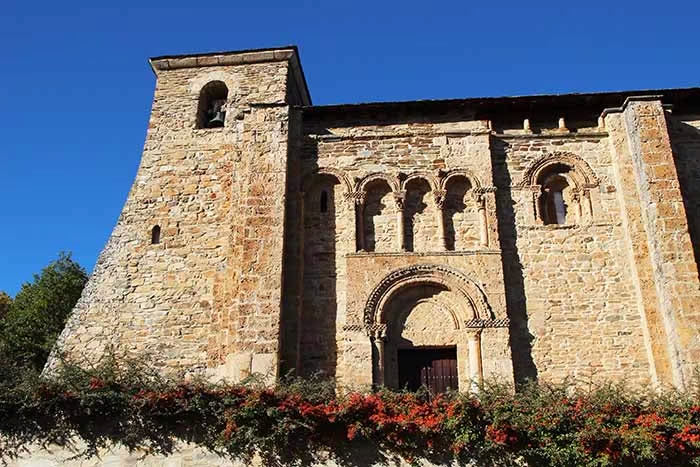 Rincones mágicos de León, León provincia, qué ver en León provincia, ruta por pueblos bonitos de León, rincones secretos en León, rincones mágicos de León provincia, lugares desconocidos en León, ruta por León España, León España, villa de Corullón, comarca de El Bierzo, Castillo de Corullón, iglesia de San Esteban Corullón, 