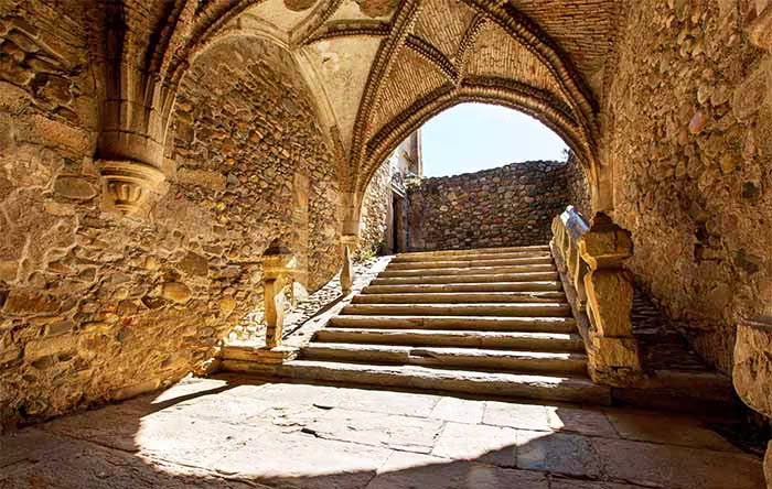 Rincones mágicos de León, León provincia, qué ver en León provincia, ruta por pueblos bonitos de León, rincones secretos en León, rincones mágicos de León provincia, lugares desconocidos en León, ruta por León España, León España, Monasterio de Santa María de Carracedo, El Bierzo, 