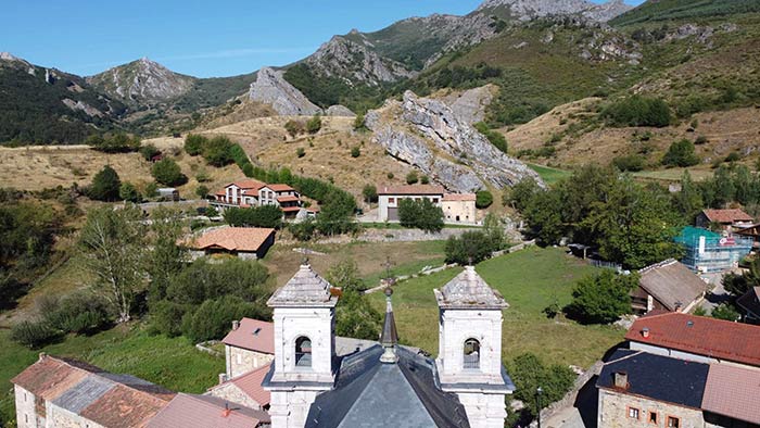 Rincones mágicos de León, León provincia, qué ver en León provincia, ruta por pueblos bonitos de León, rincones secretos en León, rincones mágicos de León provincia, lugares desconocidos en León, ruta por León España, León España, Lois, catedral de la montaña, 