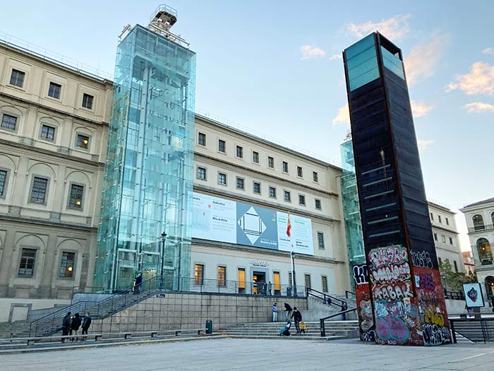 Qué ver en Madrid, guía esencial por barrios 5 Museo Reina Sofía en Madrid, entrada. Qué ver en Madrid, Barrios de Madrid, Qué visitar en Madrid, Lugares que ver en Madrid, Sitios que visitar Madrid, Qué ver en Madrid 1 día, Qué ver en Madrid 2 días, Qué ver en Madrid Gratis, Qué ver en Madrid con niños, Mejores mercados gastronómicos en Madrid, qué hacer de noche en Madrid, Cómo moverse por Madrid: transporte público guía, mejores excursiones cerca de Madrid, Dónde alojarse en Madrid centro, Mejores barrios para salir de tapas en Madrid, itinerario Madrid 1 día imprescindible