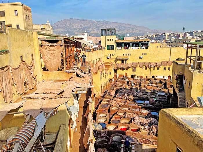 Qué ver en Fez, Fez Marruecos, qué hacer en Fez, Fez qué ver en 1 día, Fez qué ver en 2 días, medina de Fez, curtidurías Fez, qué ver en Fez en 1 día, itinerario imprescindible en Fez, qué ver en Fez en 2 días: ruta por la medina y barrios, mejores miradores Fez atardecer Merenid Tombs, horario y precio Madraza Bou Inania, horario Al-Attarine, mejores riads en Fez zona medina, excursiones desde Fez, qué comer en Fez platos típicos, seguridad para mujeres en Fez, Zoco Chemainne, Fez el-Bali, Curtiduría Chouwara