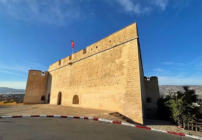 Qué ver en Fez, Fez Marruecos, qué hacer en Fez, Fez qué ver en 1 día, Fez qué ver en 2 días, medina de Fez, curtidurías Fez, qué ver en Fez en 1 día, itinerario imprescindible en Fez, qué ver en Fez en 2 días: ruta por la medina y barrios, mejores miradores Fez atardecer Merenid Tombs, horario y precio Madraza Bou Inania, horario Al-Attarine, mejores riads en Fez zona medina, excursiones desde Fez, qué comer en Fez platos típicos, seguridad para mujeres en Fez, Zoco Chemainne, Fez el-Bali, Curtiduría Chouwara, Fuerte Borj Nord y el Museo de las Armas 