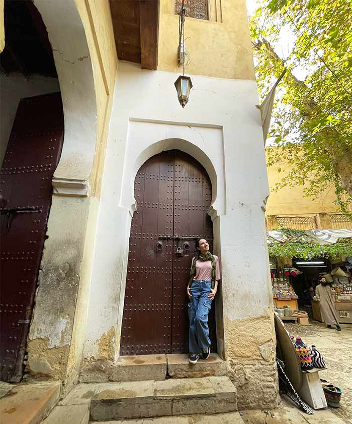 Qué ver en Fez, Fez Marruecos, qué hacer en Fez, Fez qué ver en 1 día, Fez qué ver en 2 días, medina de Fez, curtidurías Fez, qué ver en Fez en 1 día, itinerario imprescindible en Fez, qué ver en Fez en 2 días: ruta por la medina y barrios, mejores miradores Fez atardecer Merenid Tombs, horario y precio Madraza Bou Inania, horario Al-Attarine, mejores riads en Fez zona medina, excursiones desde Fez, qué comer en Fez platos típicos, seguridad para mujeres en Fez, Zoco Chemainne