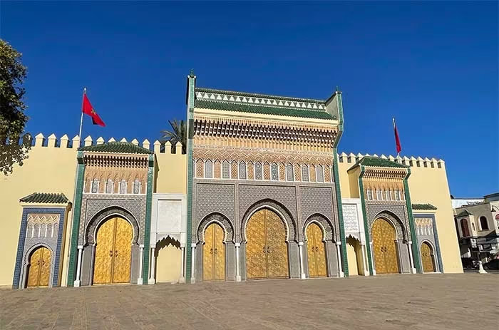 Qué ver en Fez, Fez Marruecos, qué hacer en Fez, Fez qué ver en 1 día, Fez qué ver en 2 días, medina de Fez, curtidurías Fez, qué ver en Fez en 1 día, itinerario imprescindible en Fez, qué ver en Fez en 2 días: ruta por la medina y barrios, mejores miradores Fez atardecer Merenid Tombs, horario y precio Madraza Bou Inania, horario Al-Attarine, mejores riads en Fez zona medina, excursiones desde Fez, qué comer en Fez platos típicos, seguridad para mujeres en Fez, Zoco Chemainne, Fez el-Bali, Curtiduría Chouwara, Fuerte Borj Nord y el Museo de las Armas 