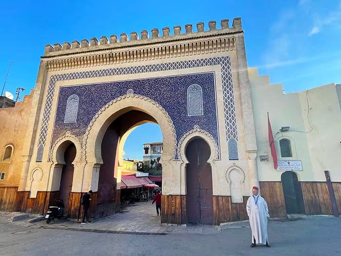 Qué ver en Fez, Fez Marruecos, qué hacer en Fez, Fez qué ver en 1 día, Fez qué ver en 2 días, medina de Fez, curtidurías Fez, qué ver en Fez en 1 día, itinerario imprescindible en Fez, qué ver en Fez en 2 días: ruta por la medina y barrios, mejores miradores Fez atardecer Merenid Tombs, horario y precio Madraza Bou Inania, horario Al-Attarine, mejores riads en Fez zona medina, excursiones desde Fez, qué comer en Fez platos típicos, seguridad para mujeres en Fez, Zoco Chemainne, Puerta Azul Fez