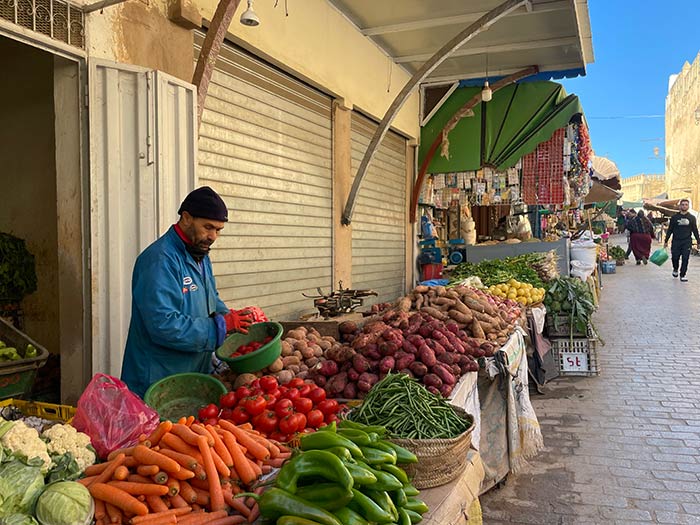 Qué ver en Fez, Fez Marruecos, qué hacer en Fez, Fez qué ver en 1 día, Fez qué ver en 2 días, medina de Fez, curtidurías Fez, qué ver en Fez en 1 día, itinerario imprescindible en Fez, qué ver en Fez en 2 días: ruta por la medina y barrios, mejores miradores Fez atardecer Merenid Tombs, horario y precio Madraza Bou Inania, horario Al-Attarine, mejores riads en Fez zona medina, excursiones desde Fez, qué comer en Fez platos típicos, seguridad para mujeres en Fez, Zoco Chemainne