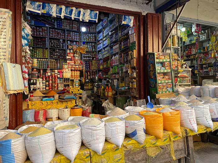 Qué ver en Fez, Fez Marruecos, qué hacer en Fez, Fez qué ver en 1 día, Fez qué ver en 2 días, medina de Fez, curtidurías Fez, qué ver en Fez en 1 día, itinerario imprescindible en Fez, qué ver en Fez en 2 días: ruta por la medina y barrios, mejores miradores Fez atardecer Merenid Tombs, horario y precio Madraza Bou Inania, horario Al-Attarine, mejores riads en Fez zona medina, excursiones desde Fez, qué comer en Fez platos típicos, seguridad para mujeres en Fez, Zoco Chemainne, Fez el-Bali, 