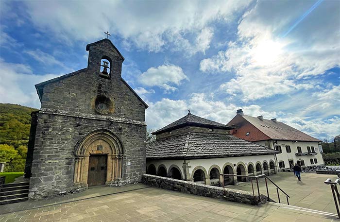 Exterior del Silo de Carlomagno y Capilla de Santiago en Roncesvalles, Navarra