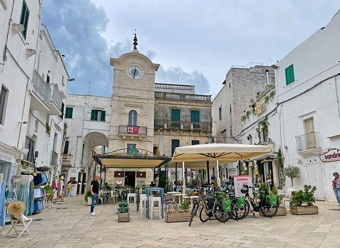Qué ver en Puglia: guía completa para tu primera visita 10 Puglia, Apulia, Qué ver en Puglia, Ruta por Puglia, Puglia en 5 días, pueblos más bonitos de Puglia, imprescindibles Puglia, qué hacer en Puglia, itinerario Puglia, Puglia en una semana, ruta Puglia en coche, itinerario Puglia 7 días, Valle Itria, Cisternino, Piazza Vittorio Emanuele II,