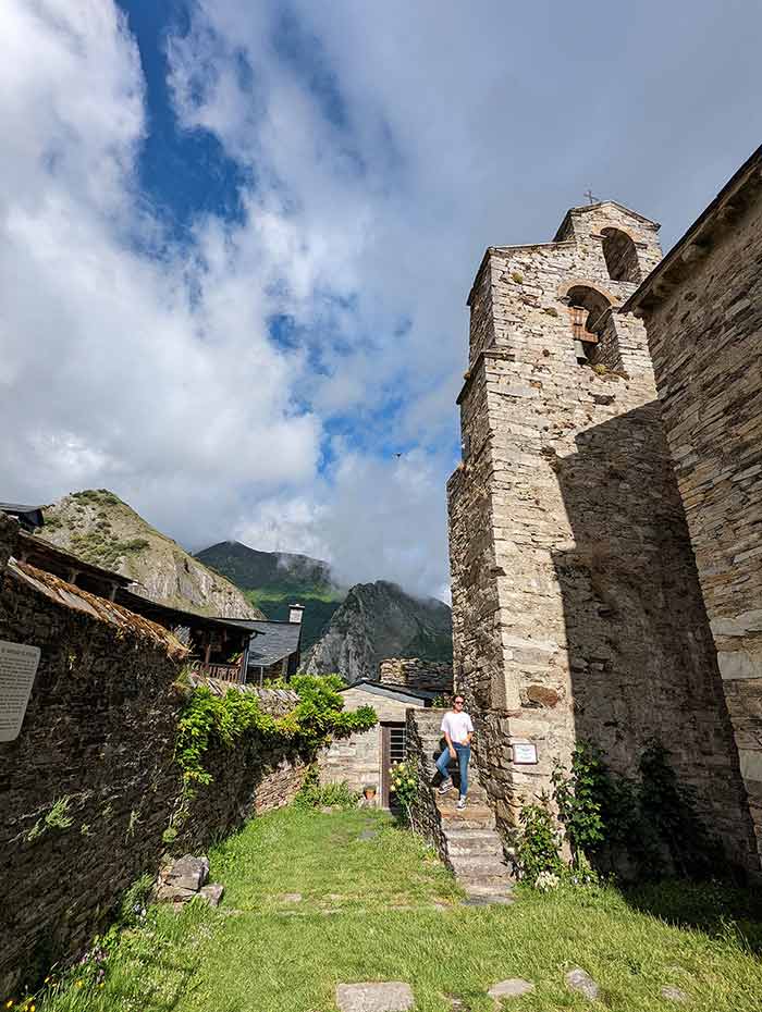 Ruta perfecta por León en primavera: pueblos, viñedos y senderismo 11 Iglesia del Peñalba de Santiago, Valle del Silencio, Provincia de León