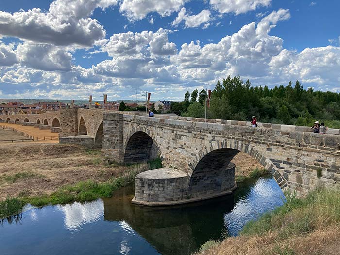 Ruta perfecta por León en primavera: pueblos, viñedos y senderismo 5 Puente de Hospital de Órbigo, León en primavera, ruta por la provincia de León