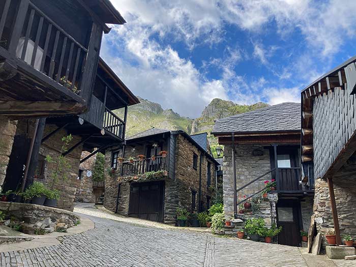Ruta perfecta por León en primavera: pueblos, viñedos y senderismo 3 Calles de Peñalba de Santiago, provincia de León - León en primavera, ruta por los pueblos de León