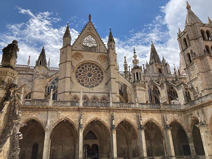 Ruta perfecta por León en primavera: pueblos, viñedos y senderismo 4 Catedral de León, en la ciudad de León. León en primavera, Castilla y León, qué hacer en León provincia,