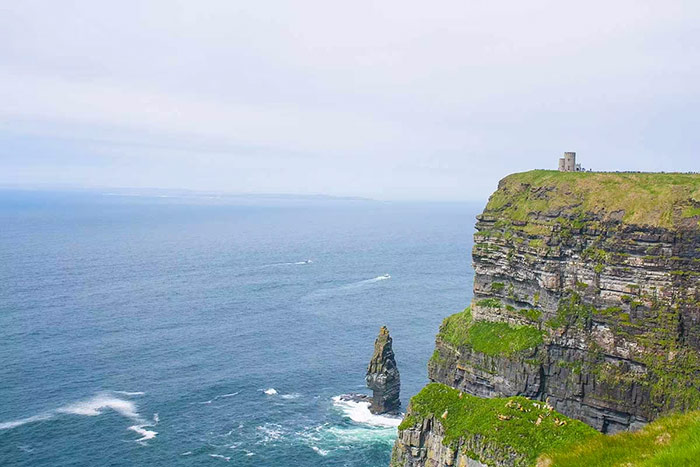 Acantilados de Moher con vistas al castillo, Irlanda, cerca de Galway