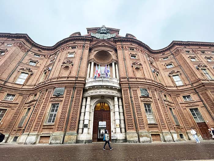 Piazza Carignano Turín, qué ver en Turín, Turín en un día, Turín en 2 días, Turín en 3 días, qué ver en la región de Piamonte, Italia, Qué hacer en Turín